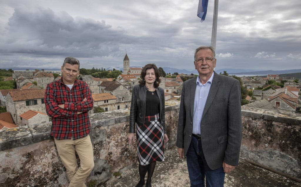 <p>Općinsko rukovodstvo, Željko Zlendić, Nata&scaron;a Nazor Jovović&nbsp; i načelnik Nikola Cecić Karuzić</p>