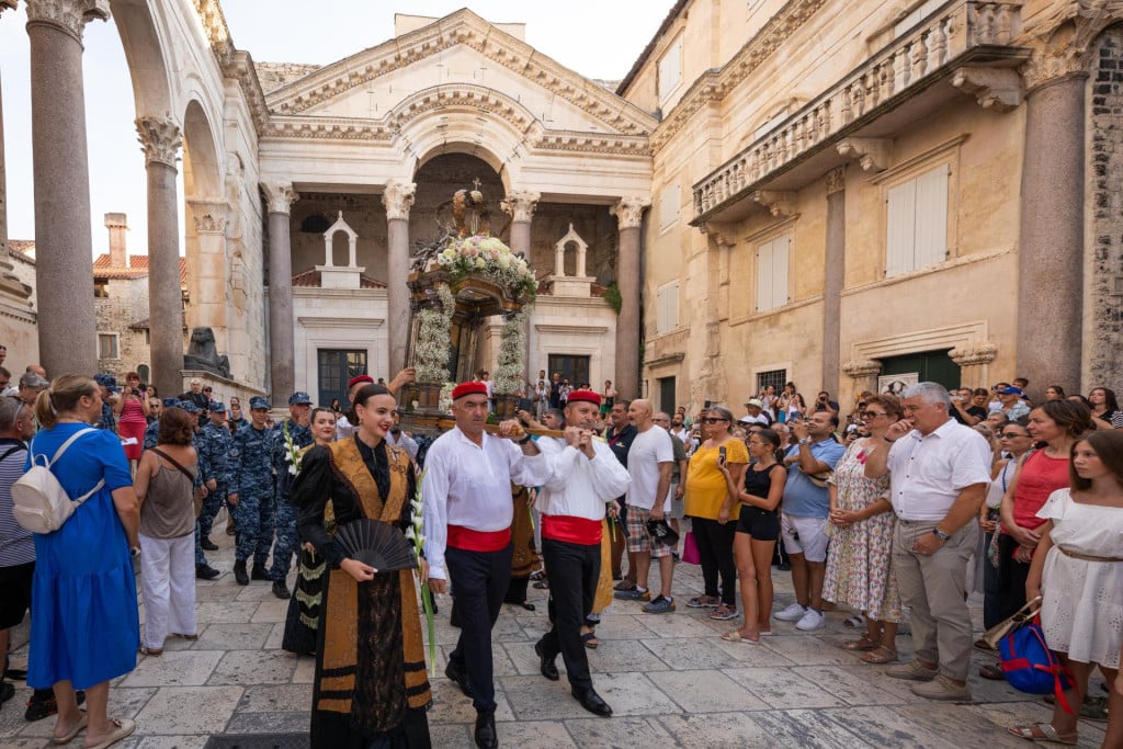 <p>Pro&scaron;logodi&scaron;nja procesija s Gospinom slikom</p>