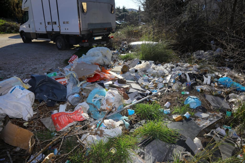 <p>Ovaj i slični prizori snimljeni su samo nekoliko stotina metara od povijesne jezgre (pre)naseljenog Splita, gdje onda &lsquo;po&scaron;teni Hrvat&rsquo; neće iskrcati kamion svega i svačega negdje daleko od očiju</p>