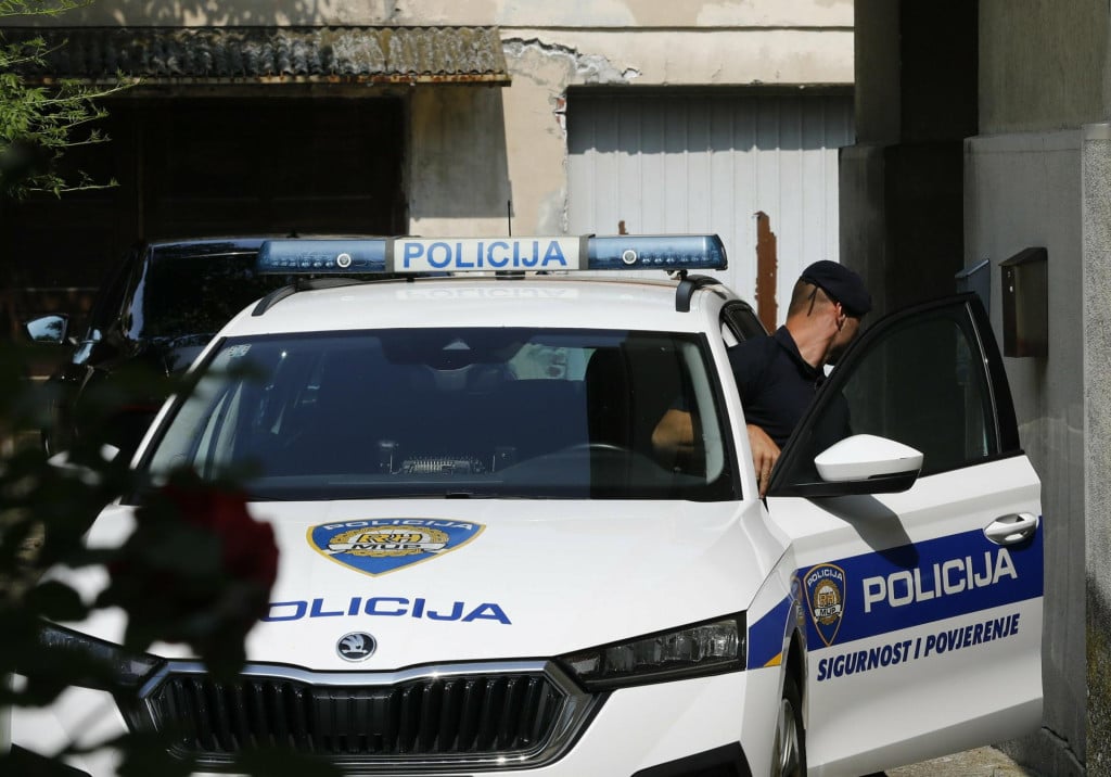 <p>Osijek, 110625.<br>
Policija ispred kuce Josipa Skorica, bivseg predsjednika uprave Hrvatskih cesta.<br>
Na fotografiji: privodjenje Josipa Skorica.<br>