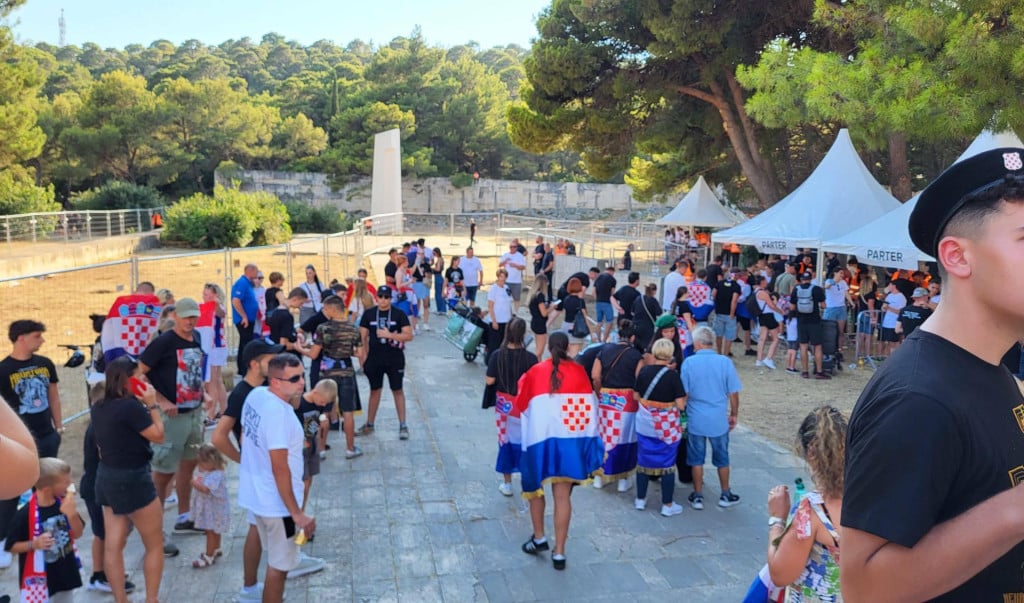 <p>Spomen-park &Scaron;ubićevac &rdquo;preuređen&rdquo; je u glavni ulaz na travnjak stadiona &Scaron;ubićevac za potrebe Thompsonova koncerta</p>