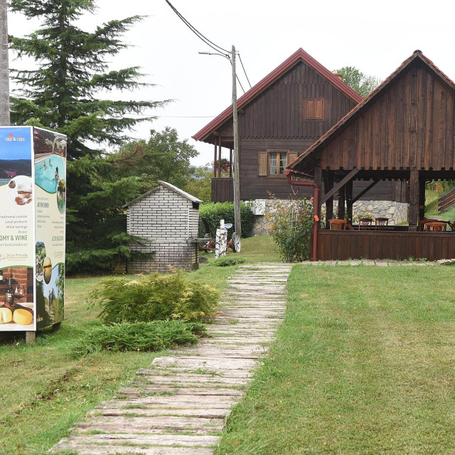 <p>Karlovac, 310820.<br>
Vlasnik Hotela Korana Srakovcic Ivan Srakovcic iz Karlovca.<br>
Na fotografiji: detalji iz Integralnog hotela Srce prirode u Gorici Lipnickoj u vlasnistvu obitelji Srakovcic.<br>