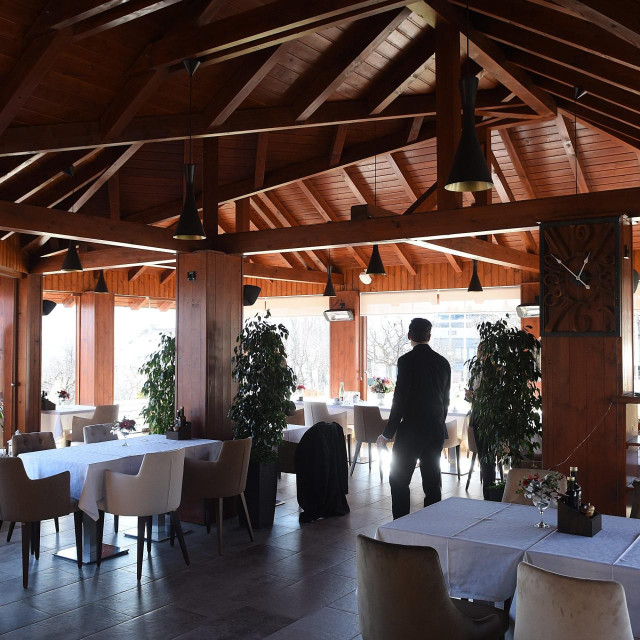 <p>SPECIJAL SLOBODNA DALMACIJA<br>
Rakovica, 260122.<br>
Dodjela nagrade Adrian vlasniku hotela Degenija, gosp. Ivanu Loncaru koji je ovogodisnji pobjednik.<br>
Na fotografiji: Hotel Degenija.<br>