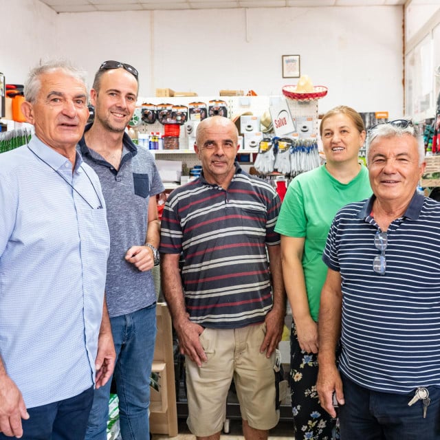 <p>Vlaho Sutić, Dragi&scaron;a Ba&scaron;ić, Mario Vujnović, Karmela Raguž i Ivo Slade&nbsp;</p>