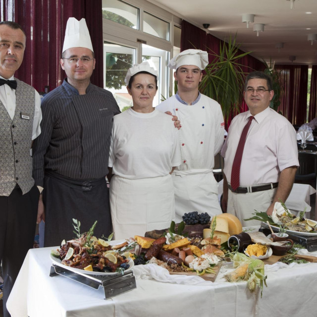<p>Zadar, 260811.<br>
Restoran hotela Vicko u Starigradu.<br>
Na slici: osoblje restorana s vlasnikom Zoranom Katicem.<br>