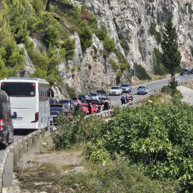 <p>Na Dupcu sudar četiri vozila, vi&scaron;e osoba prevezeno u bolnicu</p>