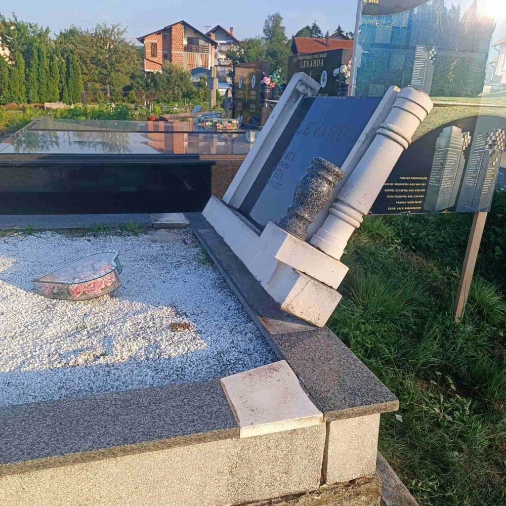<p>O&scaron;tećeni grobovi</p>
