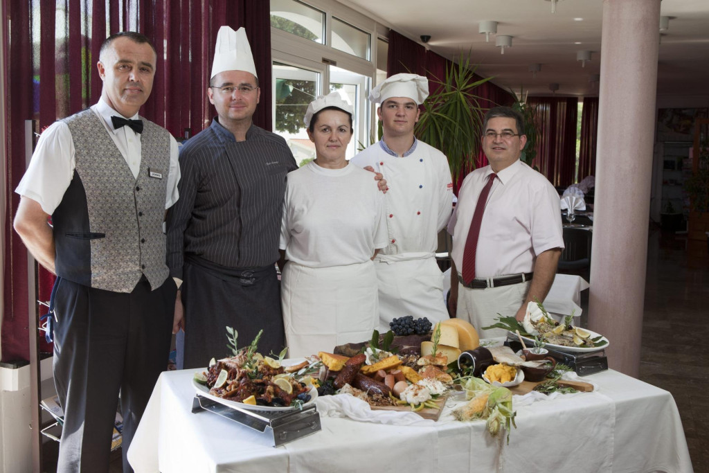 <p>Zadar, 260811.<br>
Restoran hotela Vicko u Starigradu.<br>
Na slici: osoblje restorana s vlasnikom Zoranom Katicem.<br>