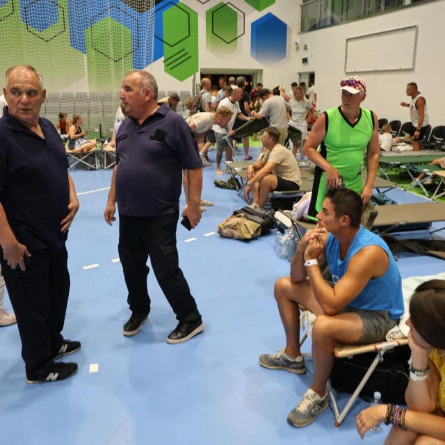 <p>Župan Blaženko Boban i Damir Gabrić&nbsp;u obilasku evakuiranih mjestana i turista</p>
