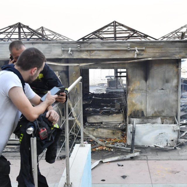 <p>Omis, 140826.<br>
Veliki pozar koji je tijekom veceri buknuo na podrucju Lokve Rogoznice u noci se prosirio prema Omisu zahvativsi podrucje iznad samog grada te se priblizio njegovom sredistu.Vatra je ugrozila brojne kuce iautomobile te je evakuiran dio turista i stanovnika<br>