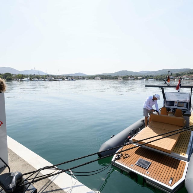 <p>Plovilo priključeno na električnu mrežu<br>
&nbsp;</p>