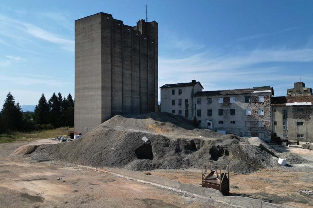 <p>Ilegalno odlagaliste opasnog otpada u krugu bivseg industrijskog kompleksa PPK Velebit u Gospiću</p>