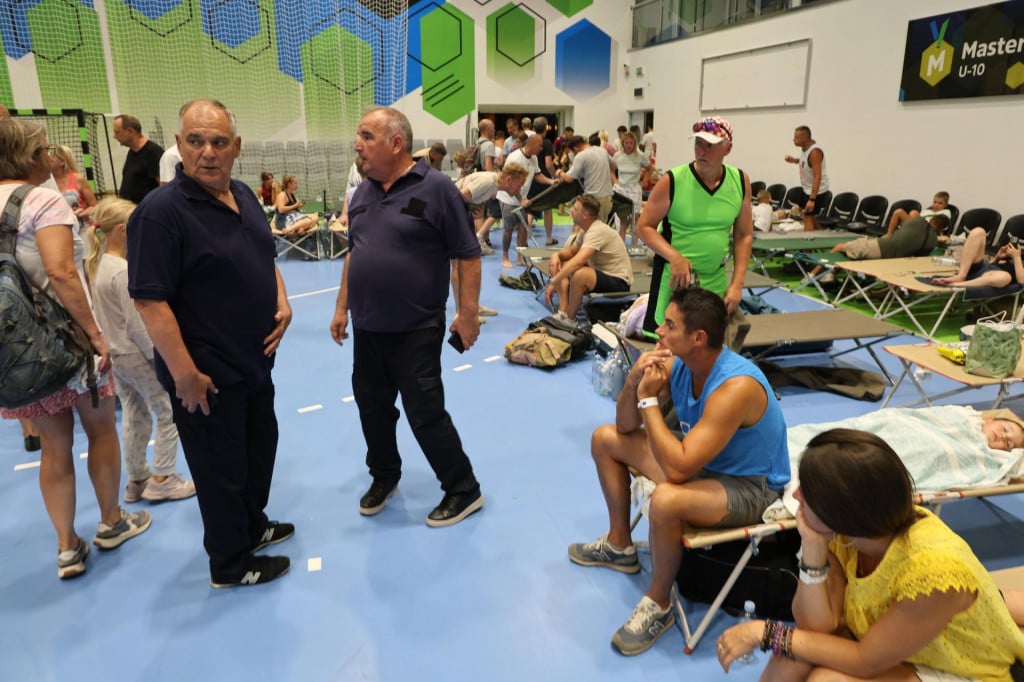 <p>Župan Blaženko Boban i Damir Gabrić&nbsp;u obilasku evakuiranih mjestana i turista</p>