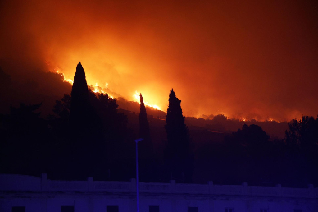 <p>Omis, 140826.<br>
Veliki pozar u Lokvi Rogoznici uzrokovao je prekid prometa na Jadranskoj magistrali. Stvorile su se goleme guzve dok turisti napustaju ugrozeno podrucje, a dio ljudi je i evakuiran.<br>
Pozar se prebacio I na omisko podrucje povise Nemire, izgorjele su mnogobrojne kuce.<br>