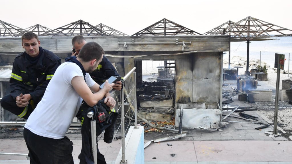 <p>Omis, 140826.<br>
Veliki pozar koji je tijekom veceri buknuo na podrucju Lokve Rogoznice u noci se prosirio prema Omisu zahvativsi podrucje iznad samog grada te se priblizio njegovom sredistu.Vatra je ugrozila brojne kuce iautomobile te je evakuiran dio turista i stanovnika<br>