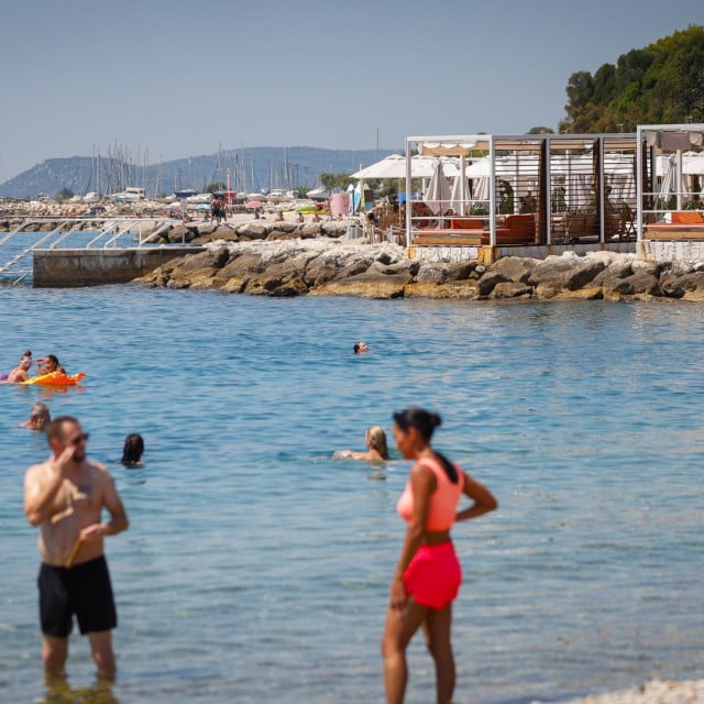 <p>Mistral Beach Club bar Hotela Radisson Blue na Trsteniku pored kojega se nesrtena žena utopila</p>
