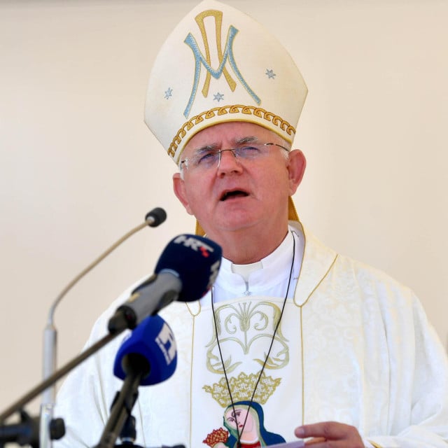 <p>nadbiskup Mate Uzinić</p>