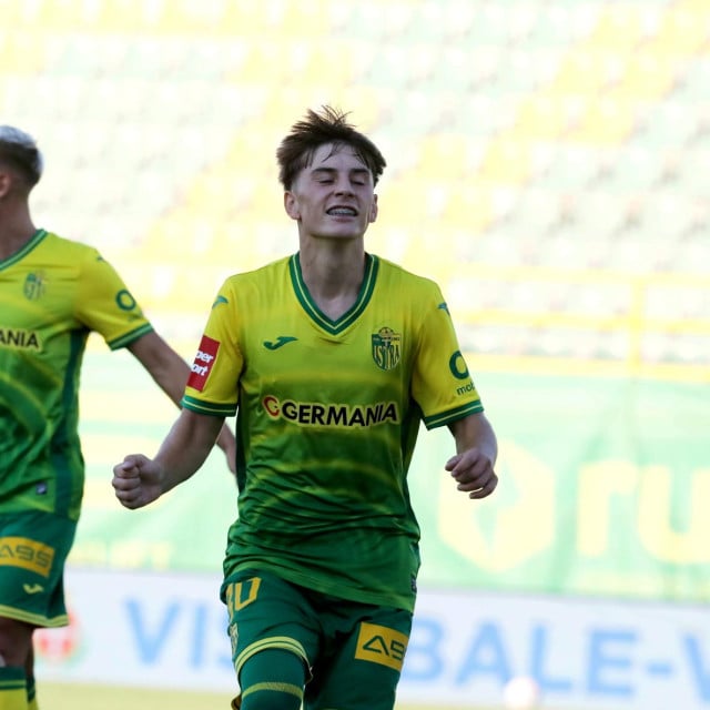 <p>Pula, 150826.<br>
Gradski stadion.<br>
Nogometna utakmica 3. kola HNL-a, Istra 1961 - Slaven Belupo.<br>
Na fotografiji: slavlje Istre, Nik Skafar Zuzic zabio je gol.<br>