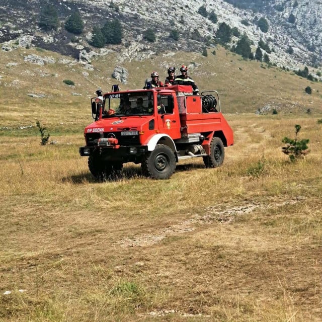 <p>Vatrogasci se jo&scaron; uvijek bore s požarom na Dinari</p>