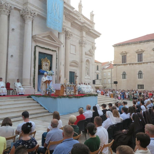 <p>Katedrala Gospe Velike u Dubrovniku na svetkovinu Uznesenja Blažene Djevice Marije 15. kolovoza, svečano je proslavila svoju nebesku za&scaron;titnicu</p>