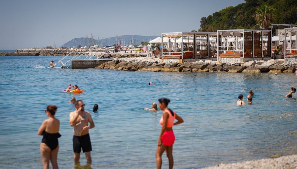 <p>Mistral Beach Club bar Hotela Radisson Blue na Trsteniku pored kojega se nesrtena žena utopila</p>
