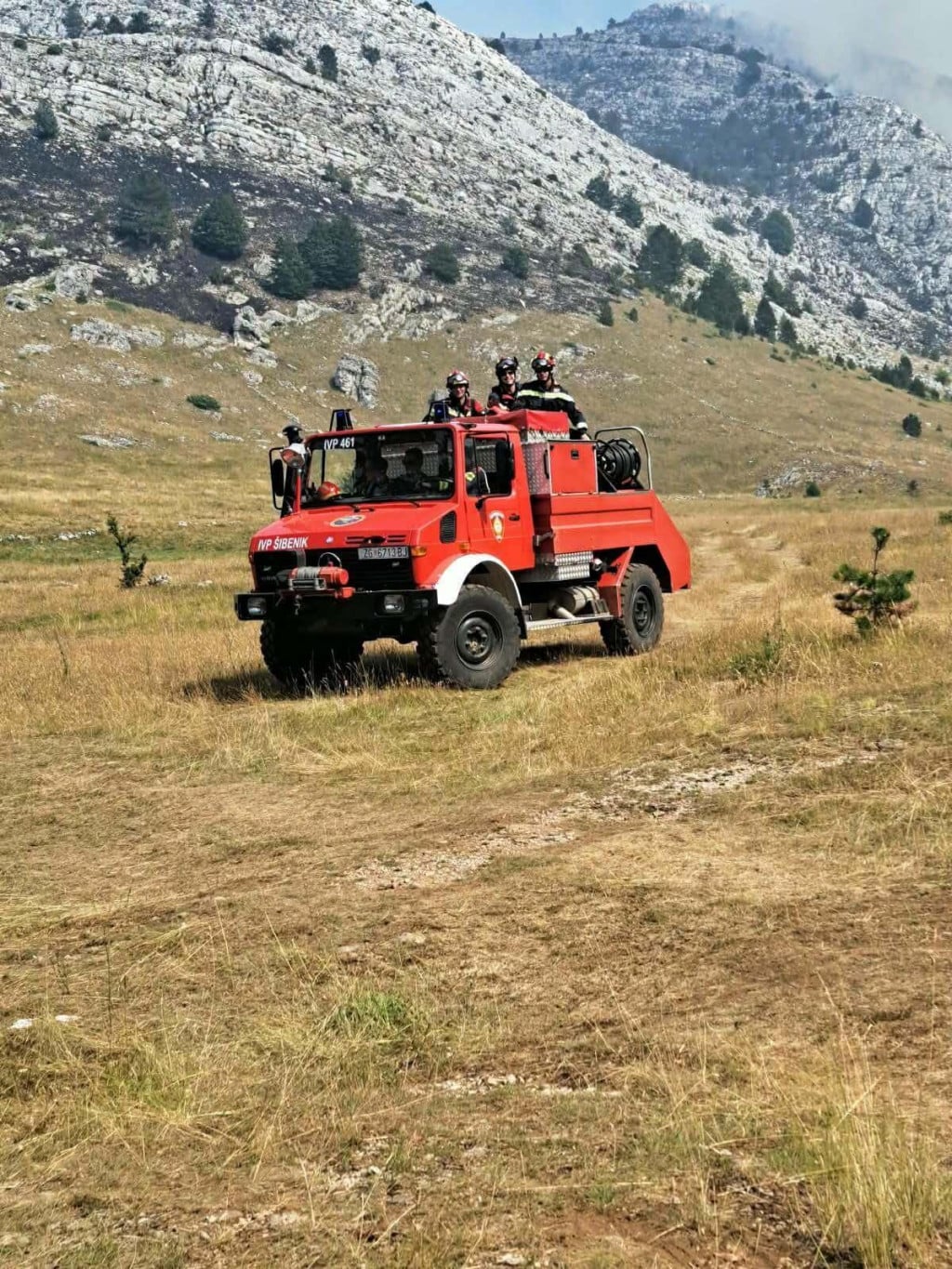 <p>Vatrogasci se jo&scaron; uvijek bore s požarom na Dinari</p>
