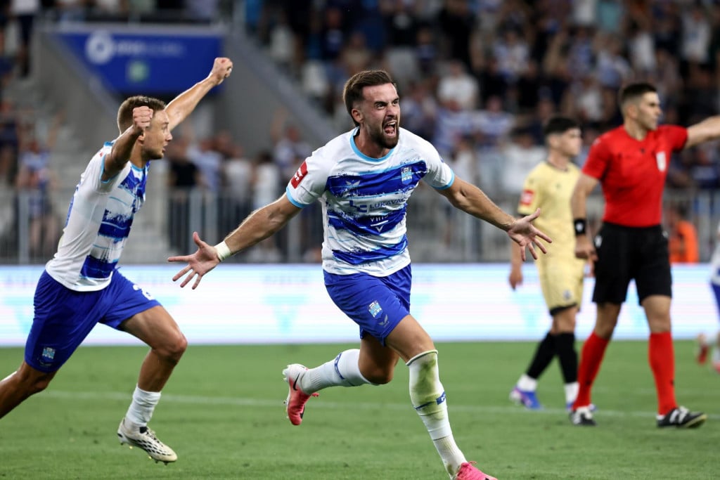 <p>Osijek, 150826.<br>
Opus Arena.<br>
Nogometna utakmica 3. kola HNL-a Osijek - Lokomotiva.<br>
Na fotografiji: Arnel Jakupovic zabio je gol, slavlje Osijeka.<br>