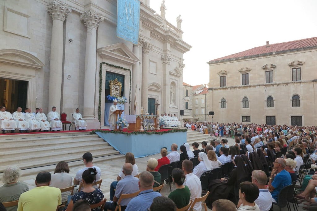 <p>Katedrala Gospe Velike u Dubrovniku na svetkovinu Uznesenja Blažene Djevice Marije 15. kolovoza, svečano je proslavila svoju nebesku za&scaron;titnicu</p>