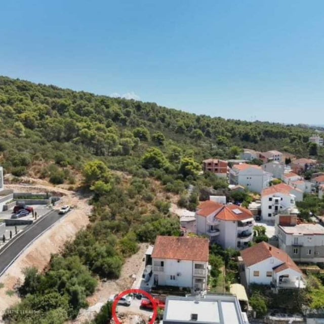 <p>Crvenim krugom označeno područje na kojem je 45-godi&scaron;njak zapalio vatru</p>
