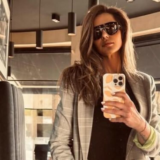 <p>&Scaron;ira javnost Goranu Milaković upoznala&nbsp;je 2021. godine, kada je sudjelovala u MasterChefu. U show je u&scaron;la kao modna dizajnerica kojoj je kuhanje predstavljalo hobi i omiljeni način opu&scaron;tanja, a iz njega je iza&scaron;la kao finalistica i jedna od najupečatljivijih kandidatkinja te sezone</p>