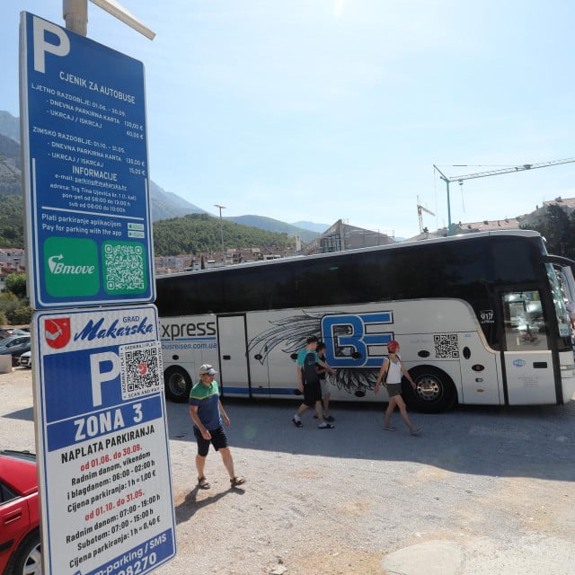 <p>U Makarskoj su za parkiranje turističkih autobusa predviđena samo dva parkirali&scaron;ta - u &lsquo;rupi&lsquo; na Dugi&scaron;u i južno od crkve na Zelenki</p>