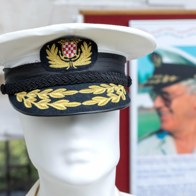 <p>Admiralska kapa<br>
&nbsp;</p>