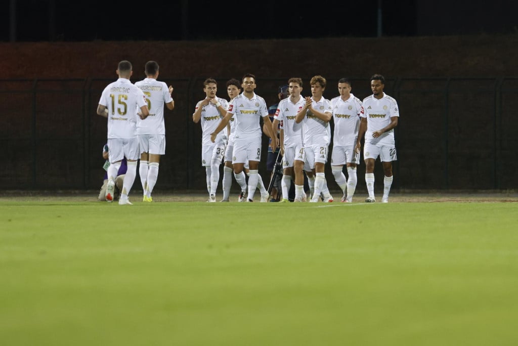 <p>Velika Gorica, 160826<br>
Gradski stadion Velika Gorica.<br>
Nogometna utakmica 3. kola SuperSport NHL-a, HNK Gorica - HNK Hajduk.<br>
Na fotografiji: slavlje igraca Hajduka nakon pogotka Michela Sege.<br>