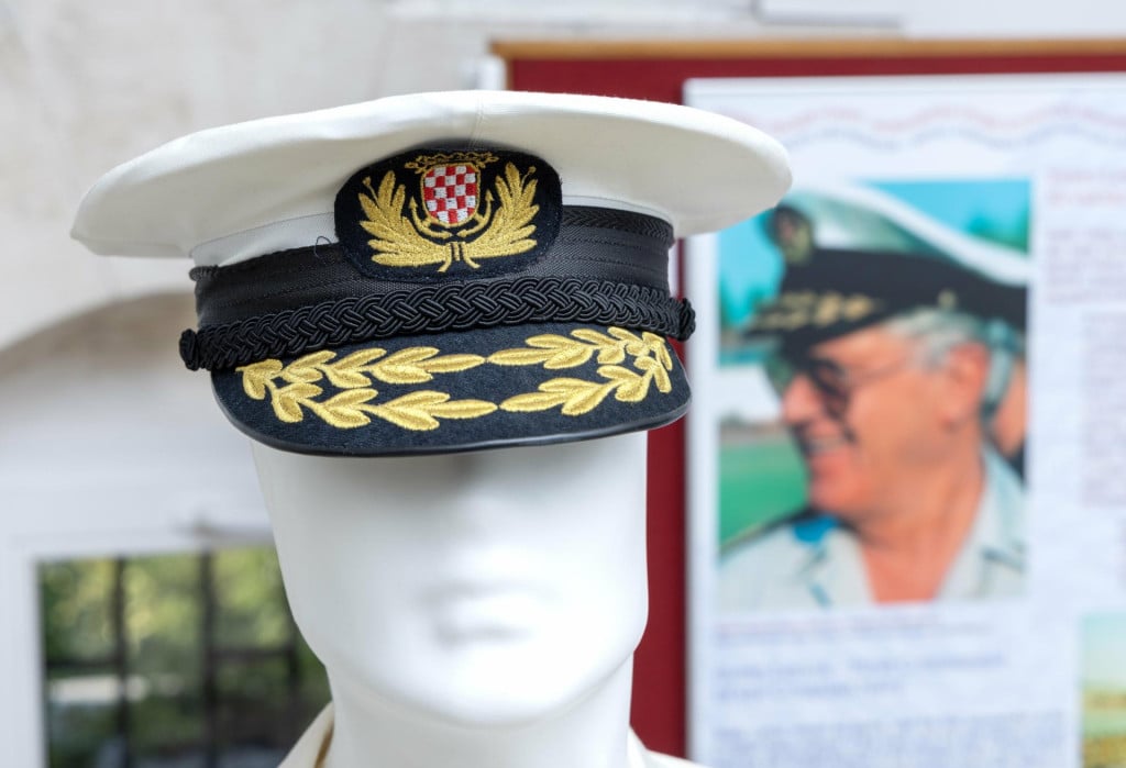 <p>Admiralska kapa<br>
&nbsp;</p>