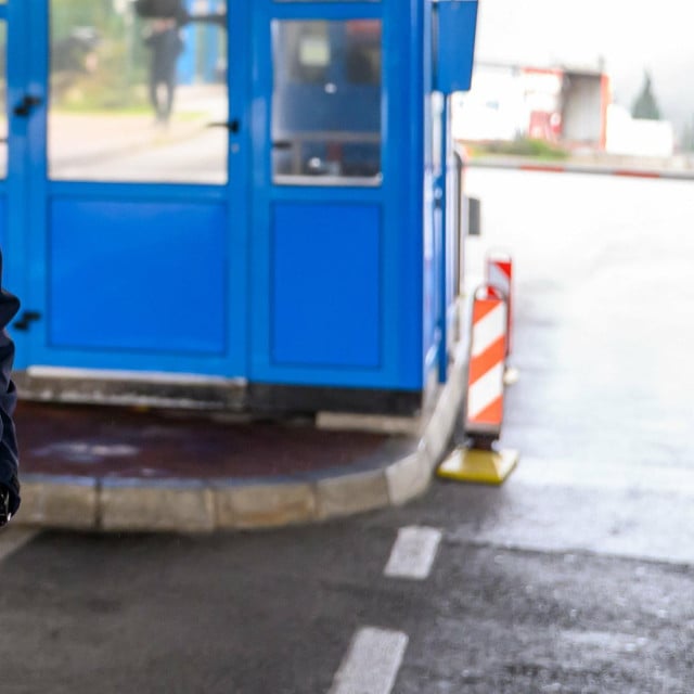 <p>Kućica carine na graničnom prijelazu Karasovići</p>