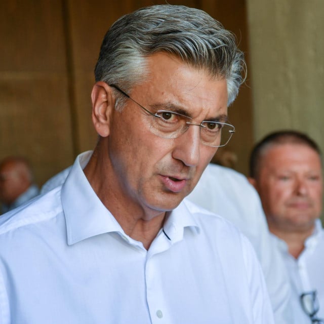 <p>Premijer Plenković (HDZ), u nastupu koji nije ne&scaron;to čime bi se inače trebao hvaliti, oporbu je optužio da oko ličke priče &scaron;iri histeriju</p>