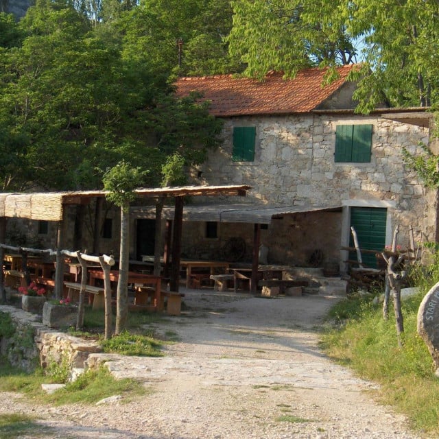 <p>Agroturizam Kristijan i Ro&scaron;ki slap magnet su i za svjetske face</p>