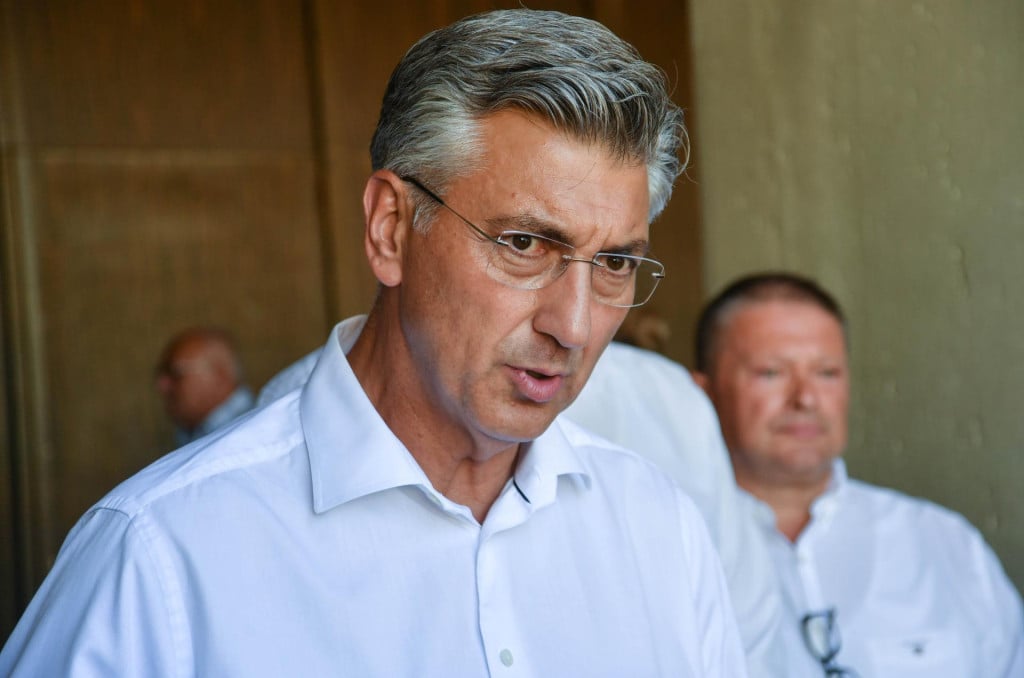 <p>Premijer Plenković (HDZ), u nastupu koji nije ne&scaron;to čime bi se inače trebao hvaliti, oporbu je optužio da oko ličke priče &scaron;iri histeriju</p>
