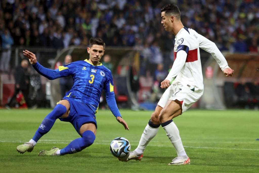 <p>Dennis Hadžikadunić i Cristiano Ronaldo</p>