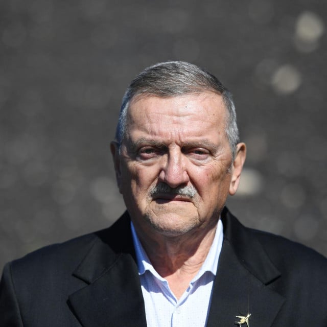 <p>Zdravko Belu&scaron;ić:&nbsp;U Smilčiću se bilo okupilo čak 800 ljudi, nakon čega su odgovorni napokon shvatili<!--TgQPHd|||[]-->&nbsp;da se mi ne &scaron;alimo</p>