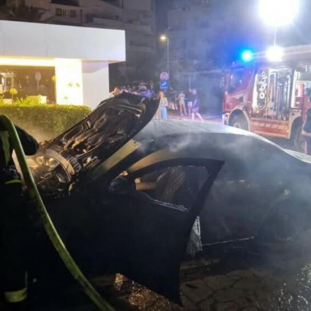 <p>Zapaljen Mercedes</p>