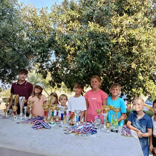 <p>Članovi Teniskog kluba Brač sa svojim medaljama</p>