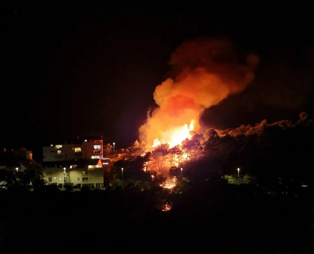 <p>Zastra&scaron;ujuće scene noćnog požara nedaleko zgrada na Gorici sv. Vlaha 14. kolovoza ove godine</p>