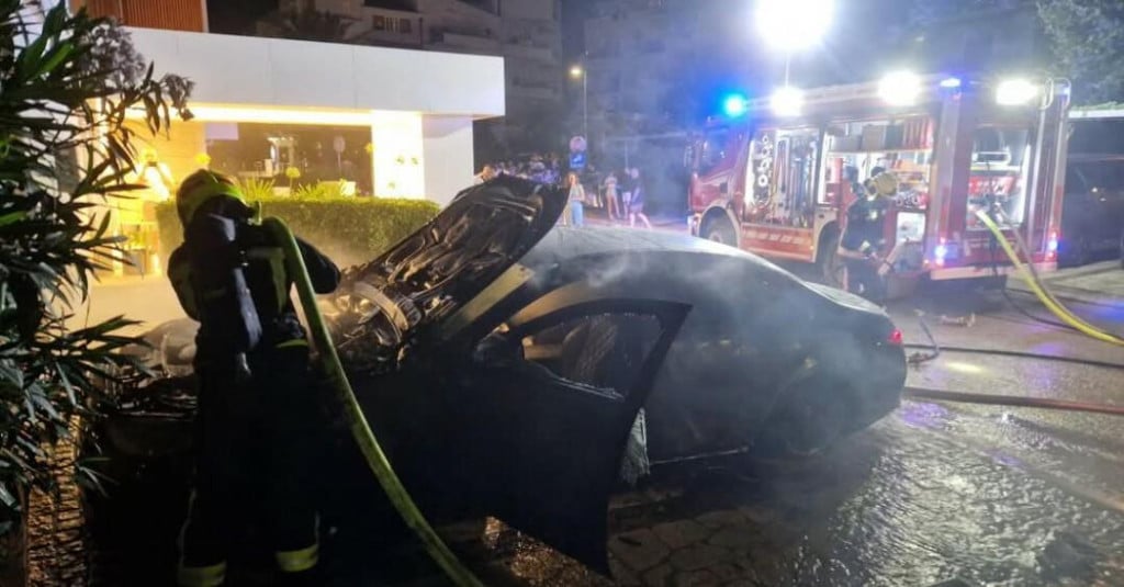 <p>Zapaljen Mercedes</p>