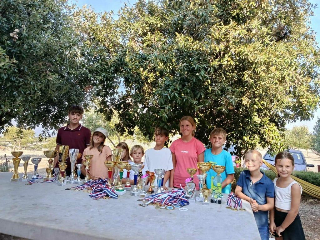 <p>Članovi Teniskog kluba Brač sa svojim medaljama</p>