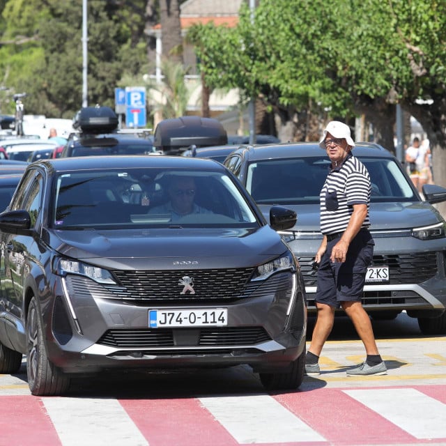 <p>Francuz je bježao makarskoj policiji, vozio u zabranjenom smjeru i kroz crveno, nekoliko puta je proklizavao kotačima</p>