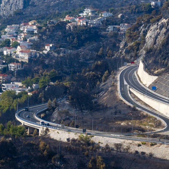 <p>Cesta koja je za građane u noći požara bila zatvorena</p>