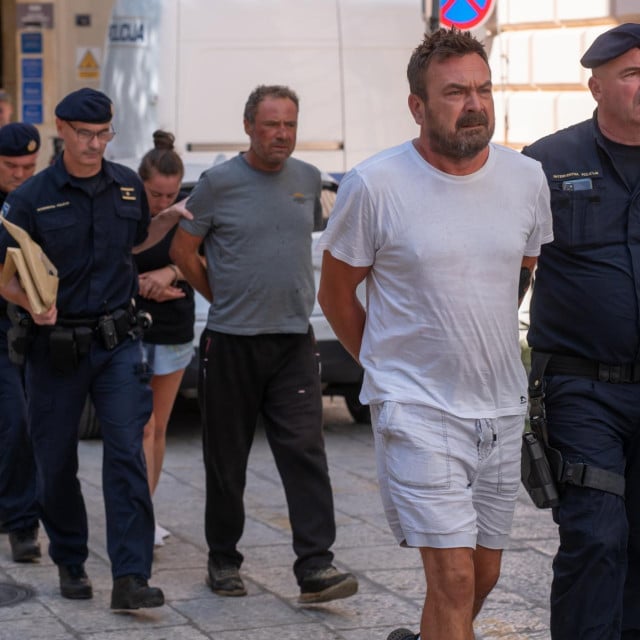 <p>Pripadnici Interventne policije priveli su četvorku koju&nbsp;se dovodi u vezu s podmetanjem požara u Zadarskoj županiji</p>

<p>&nbsp;