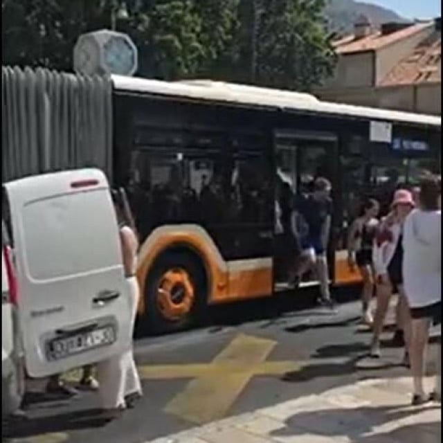<p>Putnici iz Libertasovog busa nemaju se gdje iskrcati nego na cestu zbog nagužvanih kamiona dostave</p>