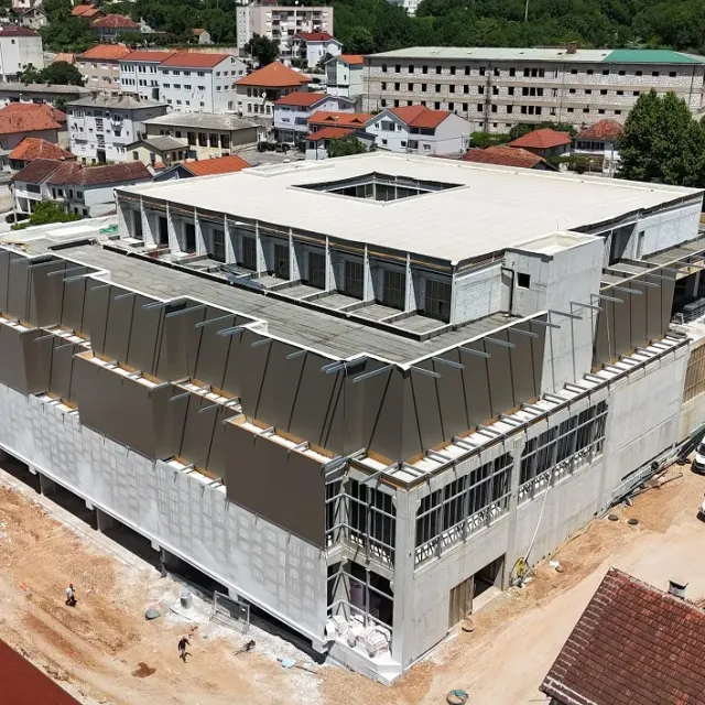<p>Veliki poslovno-trgovački kompleks sa hotelom u centru Gruda&nbsp;</p>